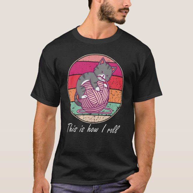 Camiseta É Assim Que Eu Rolo Gato Brincando Com Gato De Lã (Frente)