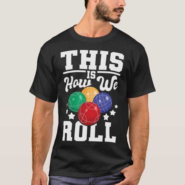 Camiseta É Assim Que Nós Rolamos - Bocce O Jogo Da Boliche  (Frente)