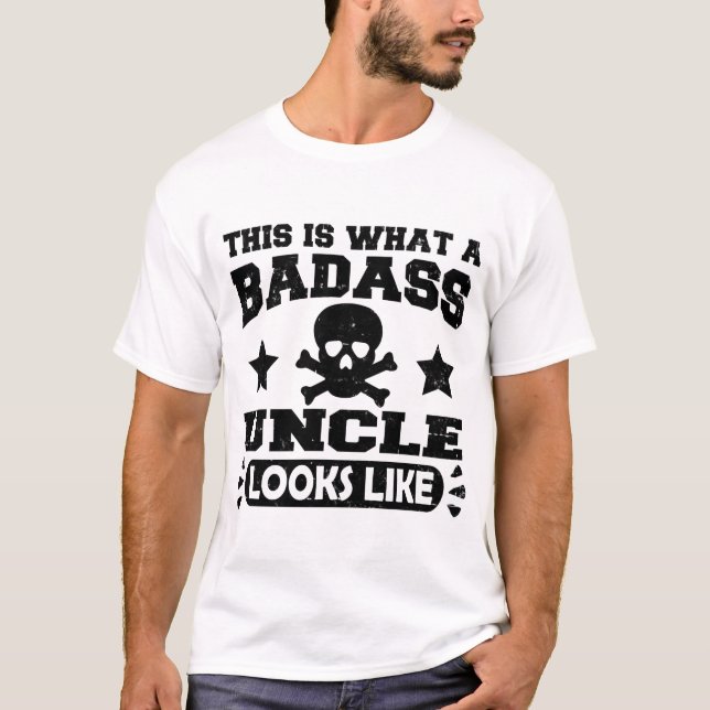 CAMISETA É ASSIM QUE PARECE UM TIO DE BADASS (Frente)