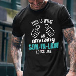 Camiseta É assim que um genro incrível se parece<br><div class="desc">É assim que um genro incrível se parece com todos fazendo parte de uma nova família com seus sogros e tendo um casamento ou festa de noivado</div>