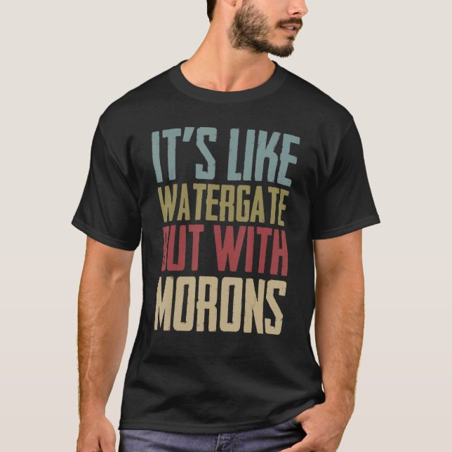 Camiseta É como o Watergate, mas com a política dos Morons (Frente)