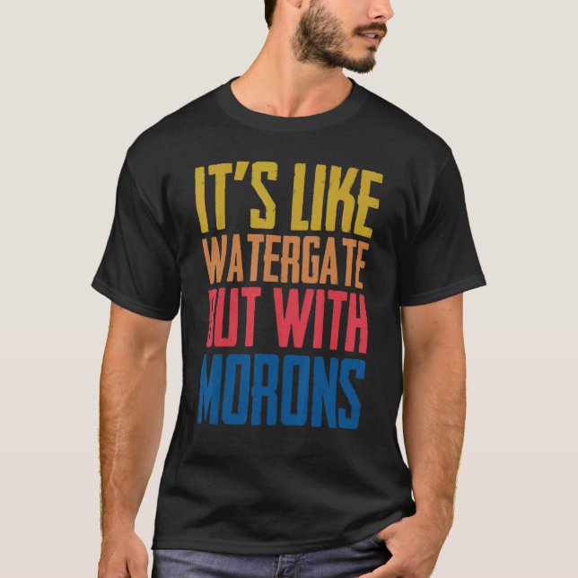 Camiseta É como o Watergate, mas com os mórons engraçado (Frente)