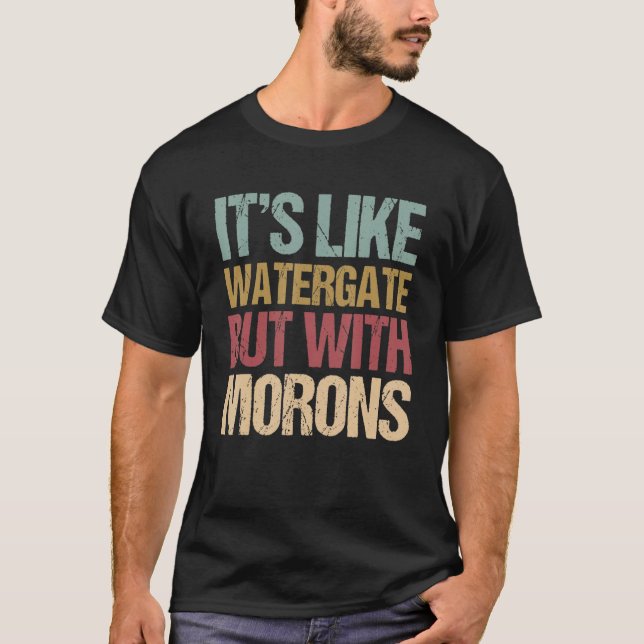 Camiseta É como o Watergate, mas com os mórons impecáveis (Frente)