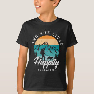 Camiseta E Ela Viveu Feliz Para Sempre Fazendo Trilhas Com