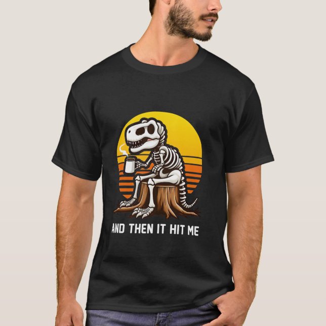 Camiseta E Então Me Atingiu Dinossauro T Rex Skeleton Café (Frente)