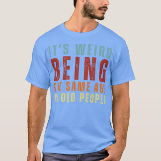Camiseta É estranho ter a mesma idade das pessoas 30
