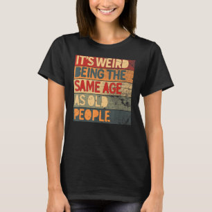 Camiseta É estranho ter a mesma idade das Pessoas antigas L