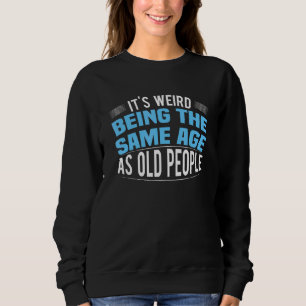 Camiseta É Estranho Ter a Mesma Idade das Pessoas Idosas É