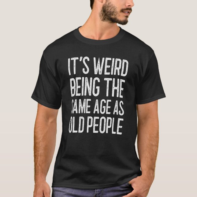 Camiseta É Estranho Ter A Mesma Idade Que A Antiga Citação  (Frente)