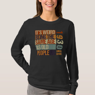 Camiseta É estranho ter a mesma idade que a antiga Nascer P