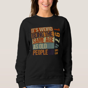 Camiseta É estranho ter a mesma idade que a antiga Nascer P