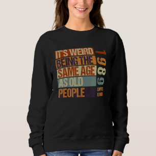 Camiseta É estranho ter a mesma idade que a antiga Nascer P