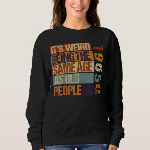Camiseta É estranho ter a mesma idade que a antiga Nascer P