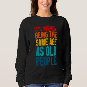 Camiseta É estranho ter a mesma idade que a antiga Pessoas