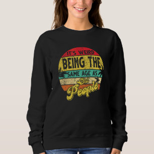 Camiseta É estranho ter a mesma idade que a antiga Pessoas