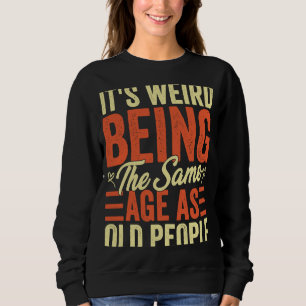 Camiseta É Estranho Ter A Mesma Idade Que A Antiga Pessoas
