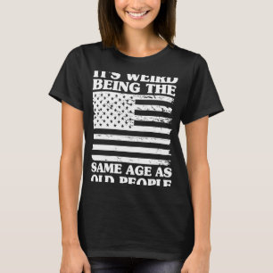 Camiseta É estranho ter a mesma idade que a antiga Pessoas