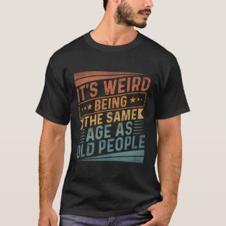 Camiseta É Estranho Ter A Mesma Idade Que A Antiga Pessoas.