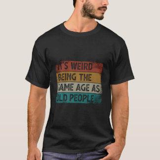 Camiseta É Estranho Ter A Mesma Idade Que A Antiga Pessoas.