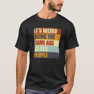 Camiseta É estranho ter a mesma idade que as Pessoas antiga