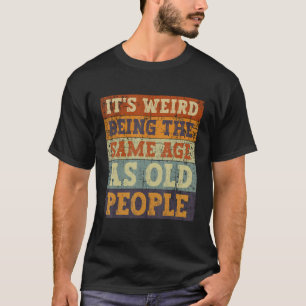 Camiseta É estranho ter a mesma idade que as Pessoas antiga