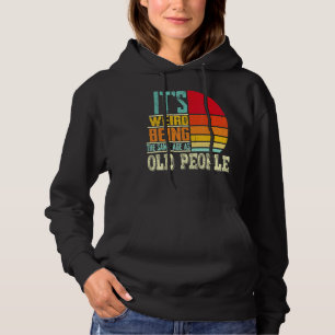 Camiseta É estranho ter a mesma idade que as Pessoas antiga