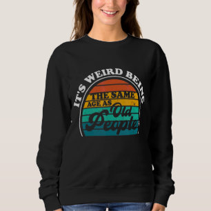 Camiseta É estranho ter a mesma idade que as Pessoas antiga