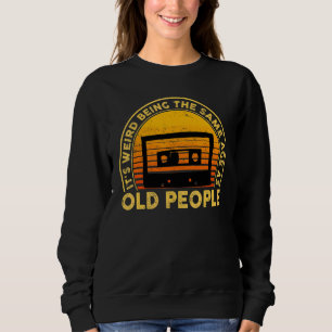 Camiseta É estranho ter a mesma idade que as Pessoas antiga