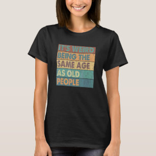 Camiseta É estranho ter a mesma idade que as Pessoas antiga