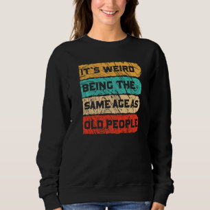 Camiseta É estranho ter a mesma idade que as Pessoas antiga