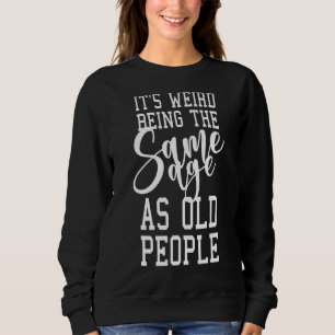 Camiseta É estranho ter a mesma idade que as Pessoas antiga