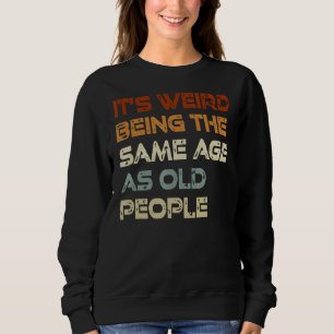 Camiseta É estranho ter a mesma idade que as Pessoas antiga