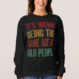 Camiseta É estranho ter a mesma idade que as Pessoas antiga