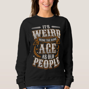 Camiseta É estranho ter a mesma idade que as Pessoas antiga