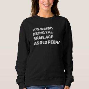 Camiseta É estranho ter a mesma idade que as Pessoas antiga