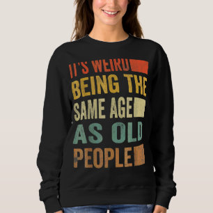 Camiseta É estranho ter a mesma idade que as Pessoas antiga