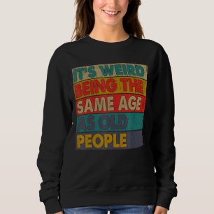 Camiseta É estranho ter a mesma idade que as Pessoas antiga