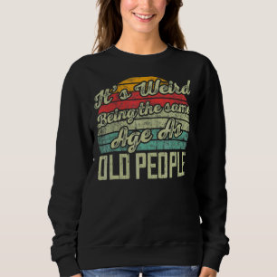 Camiseta É estranho ter a mesma idade que as Pessoas antiga