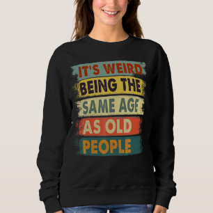 Camiseta É estranho ter a mesma idade que as Pessoas antiga