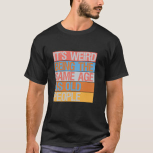 Camiseta É estranho ter a mesma idade que as Pessoas antiga