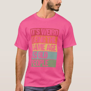 Camiseta É estranho ter a mesma idade que as Pessoas antiga