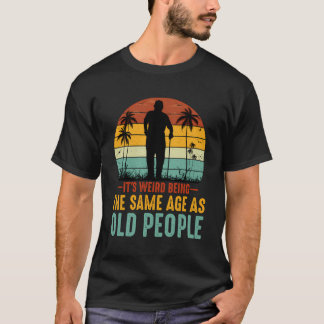 Camiseta É Estranho Ter A Mesma Idade Que As Pessoas Antiga