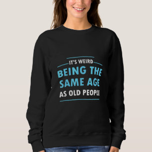 Camiseta É Estranho Ter A Mesma Idade Que As Pessoas Antiga