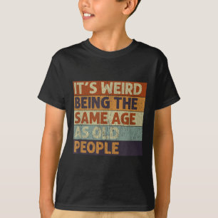 Camiseta É Estranho Ter A Mesma Idade Que As Pessoas Antiga