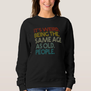 Camiseta É estranho ter a mesma idade que as Pessoas antiga