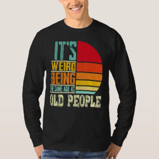 Camiseta É estranho ter a mesma idade que as Pessoas antiga