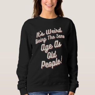 Camiseta É estranho ter a mesma idade que as Pessoas antiga