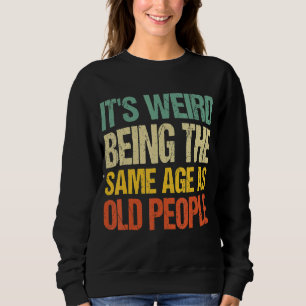 Camiseta É estranho ter a mesma idade que as Pessoas antiga
