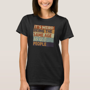 Camiseta É estranho ter a mesma idade que as Pessoas antiga
