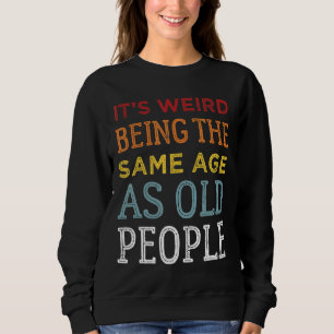 Camiseta É estranho ter a mesma idade que as Pessoas antiga